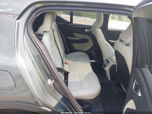 2026 VOLVO XC40