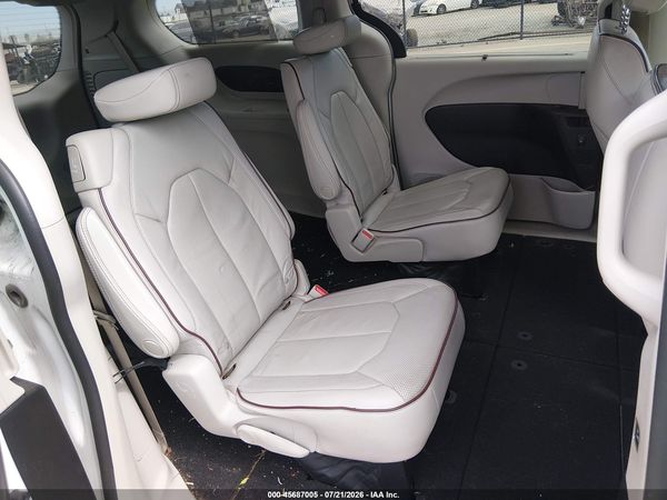 2017 CHRYSLER PACIFICA LIMITED — I8