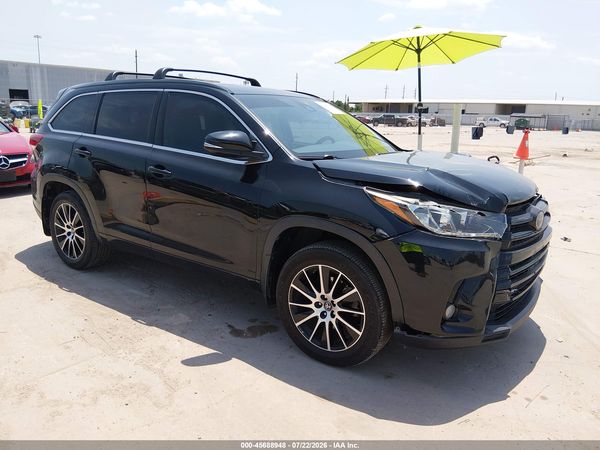 2017 TOYOTA HIGHLANDER SE