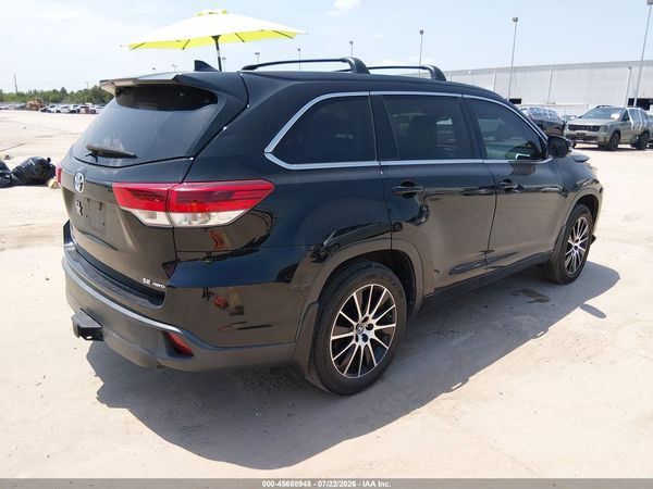 2017 TOYOTA HIGHLANDER SE