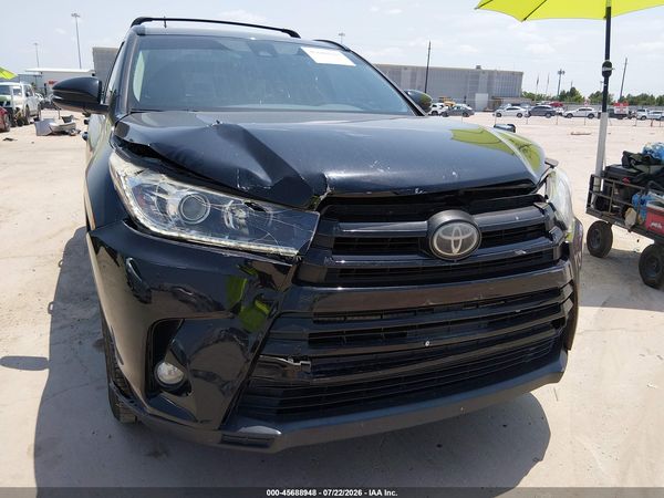 2017 TOYOTA HIGHLANDER SE