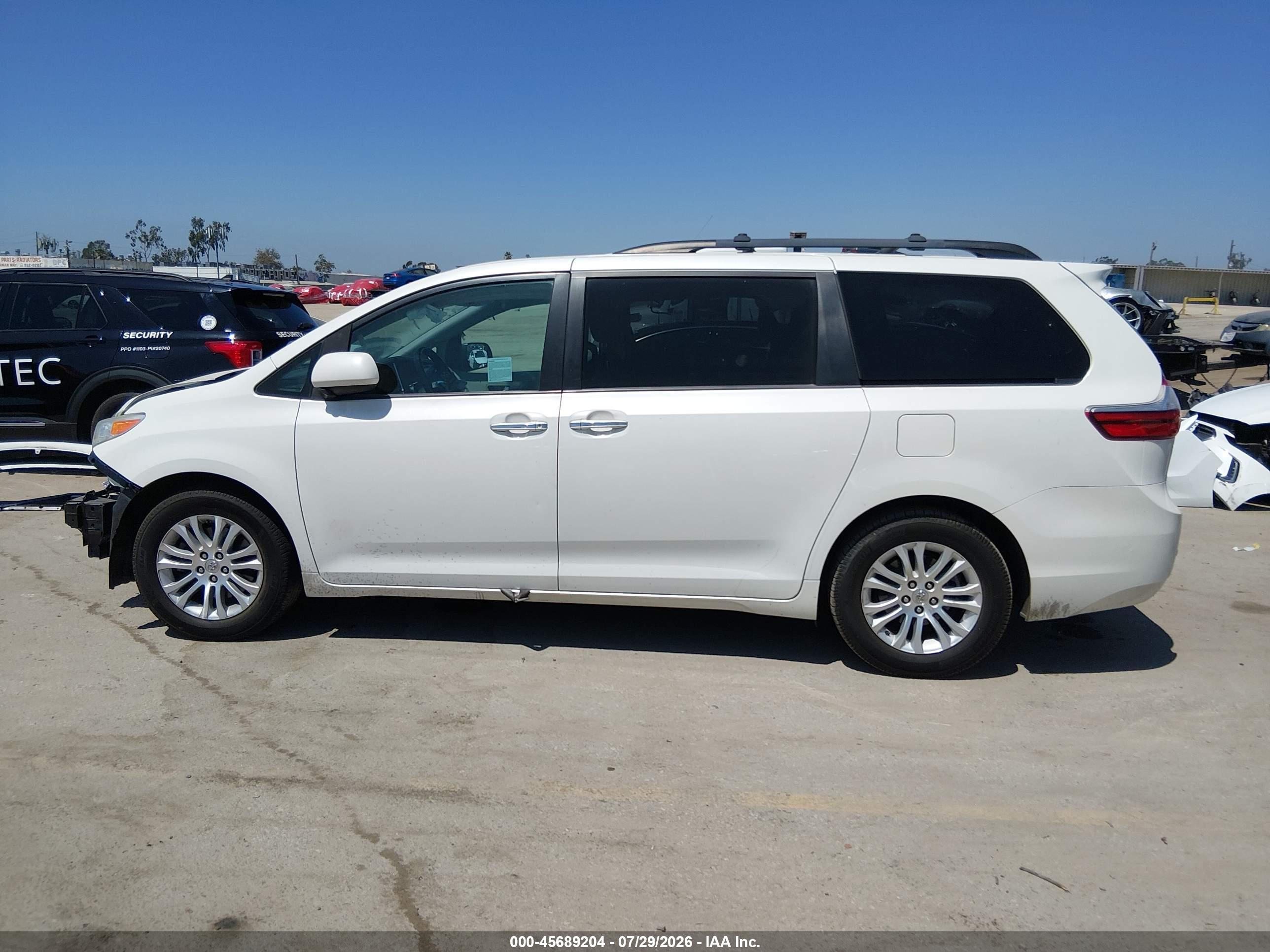 2017 TOYOTA SIENNA XLE 8 PASSENGER