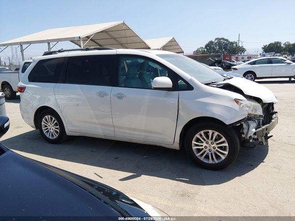 2017 TOYOTA SIENNA XLE 8 PASSENGER