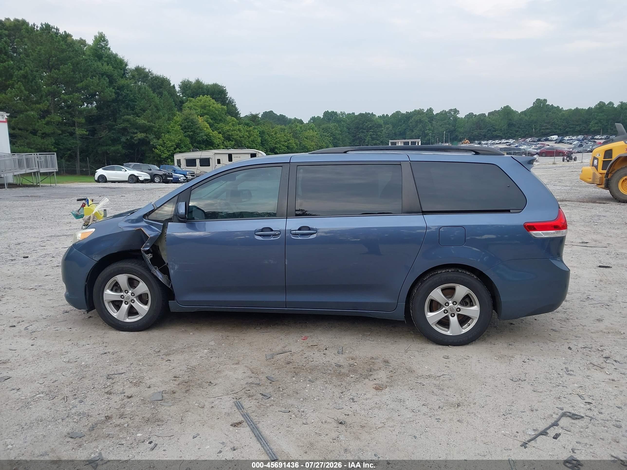 2014 TOYOTA SIENNA LE V6 8 PASSENGER