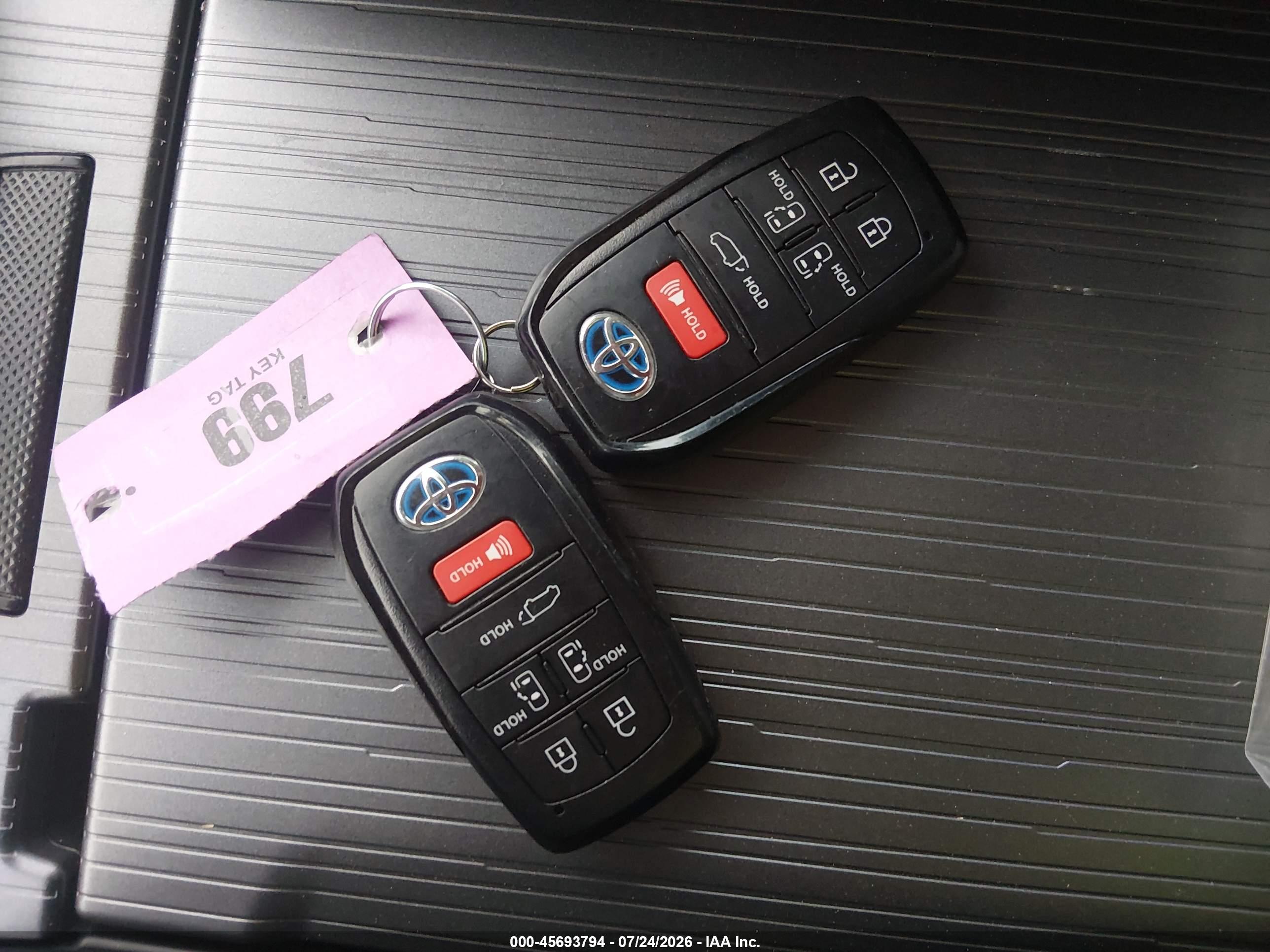 2025 TOYOTA SIENNA XLE