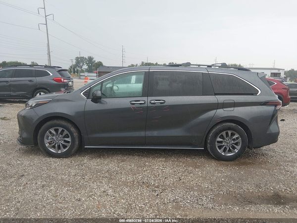 2025 TOYOTA SIENNA XLE