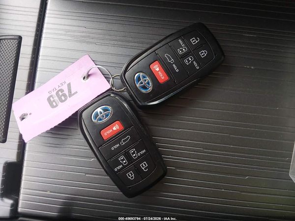 2025 TOYOTA SIENNA XLE