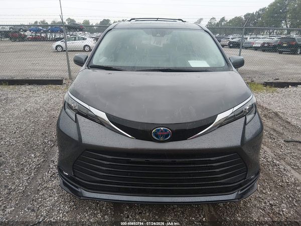 2025 TOYOTA SIENNA XLE
