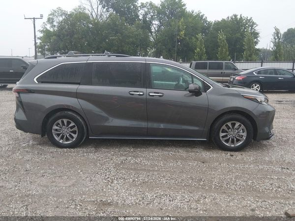 2025 TOYOTA SIENNA XLE