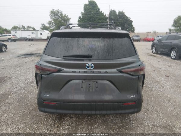 2025 TOYOTA SIENNA XLE