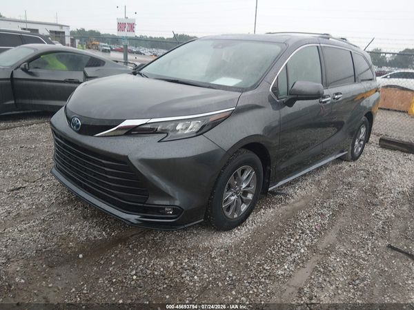 2025 TOYOTA SIENNA XLE