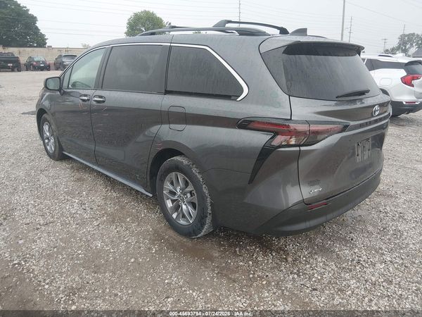 2025 TOYOTA SIENNA XLE