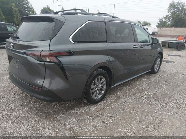 2025 TOYOTA SIENNA XLE