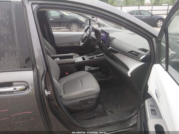 2025 TOYOTA SIENNA XLE