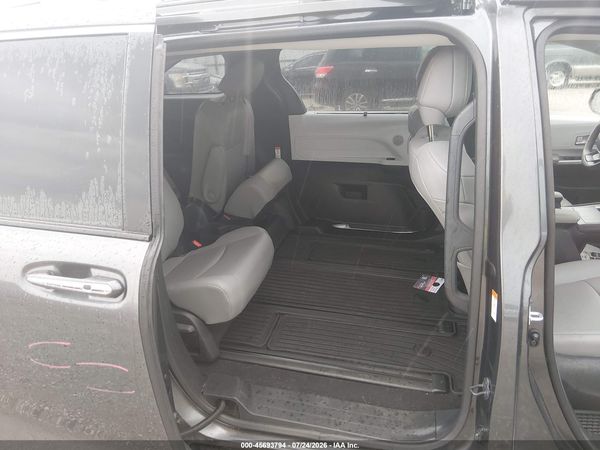 2025 TOYOTA SIENNA XLE