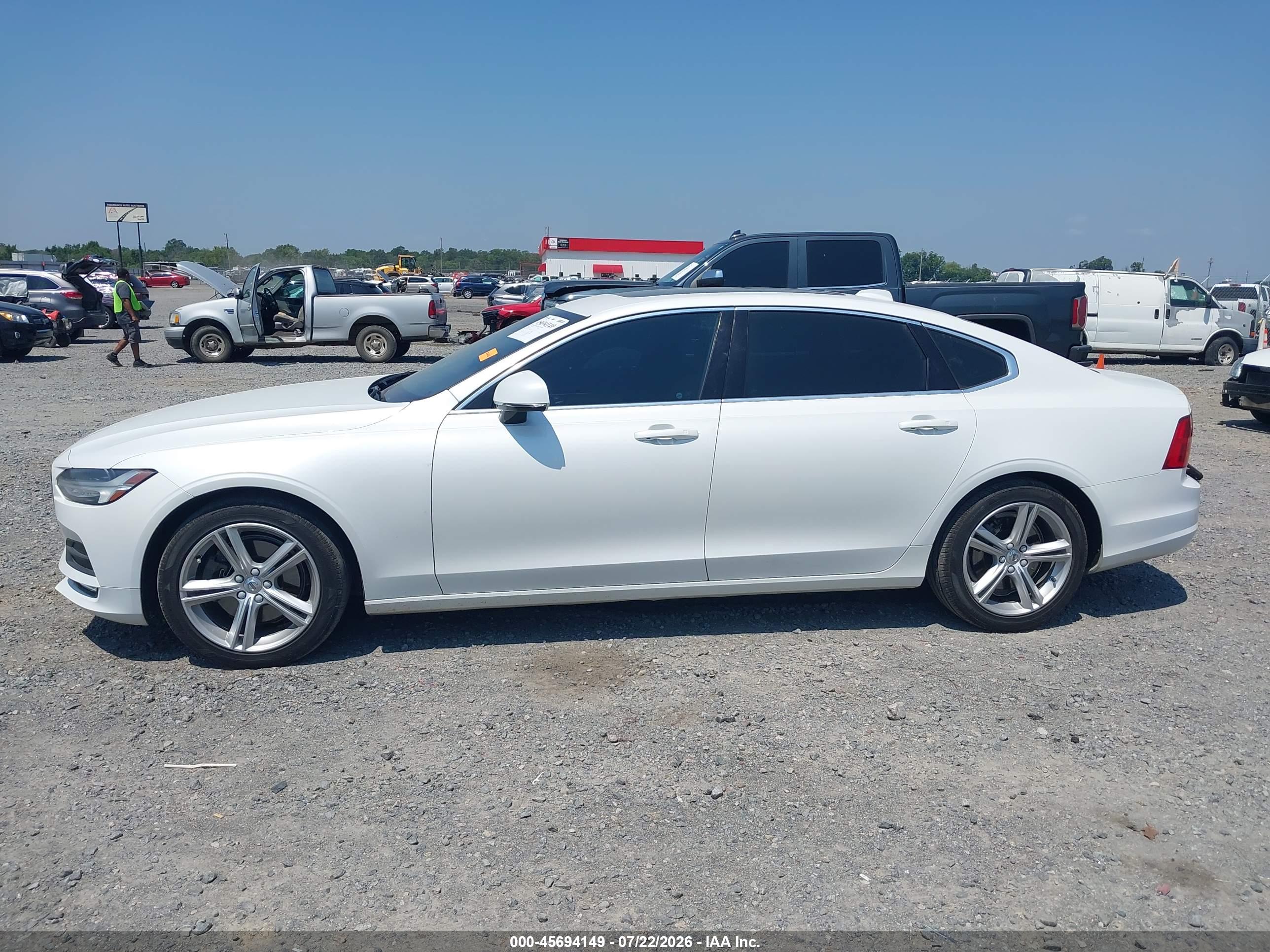2018 VOLVO S90 T5 MOMENTUM