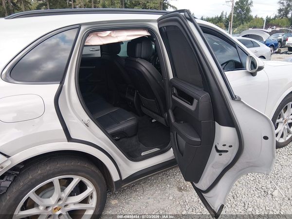 2024 PORSCHE CAYENNE