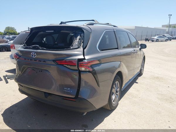 2021 TOYOTA SIENNA XLE — I4