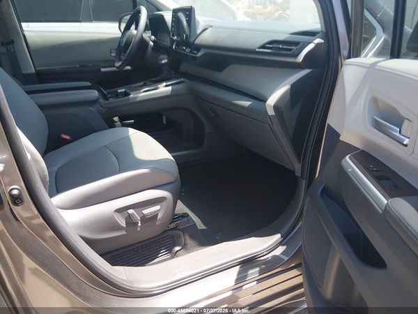 2021 TOYOTA SIENNA XLE — I5