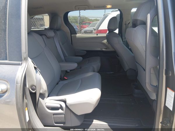 2021 TOYOTA SIENNA XLE — I8