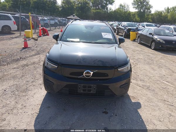 2025 VOLVO EX40