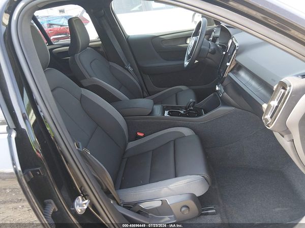 2025 VOLVO EX40