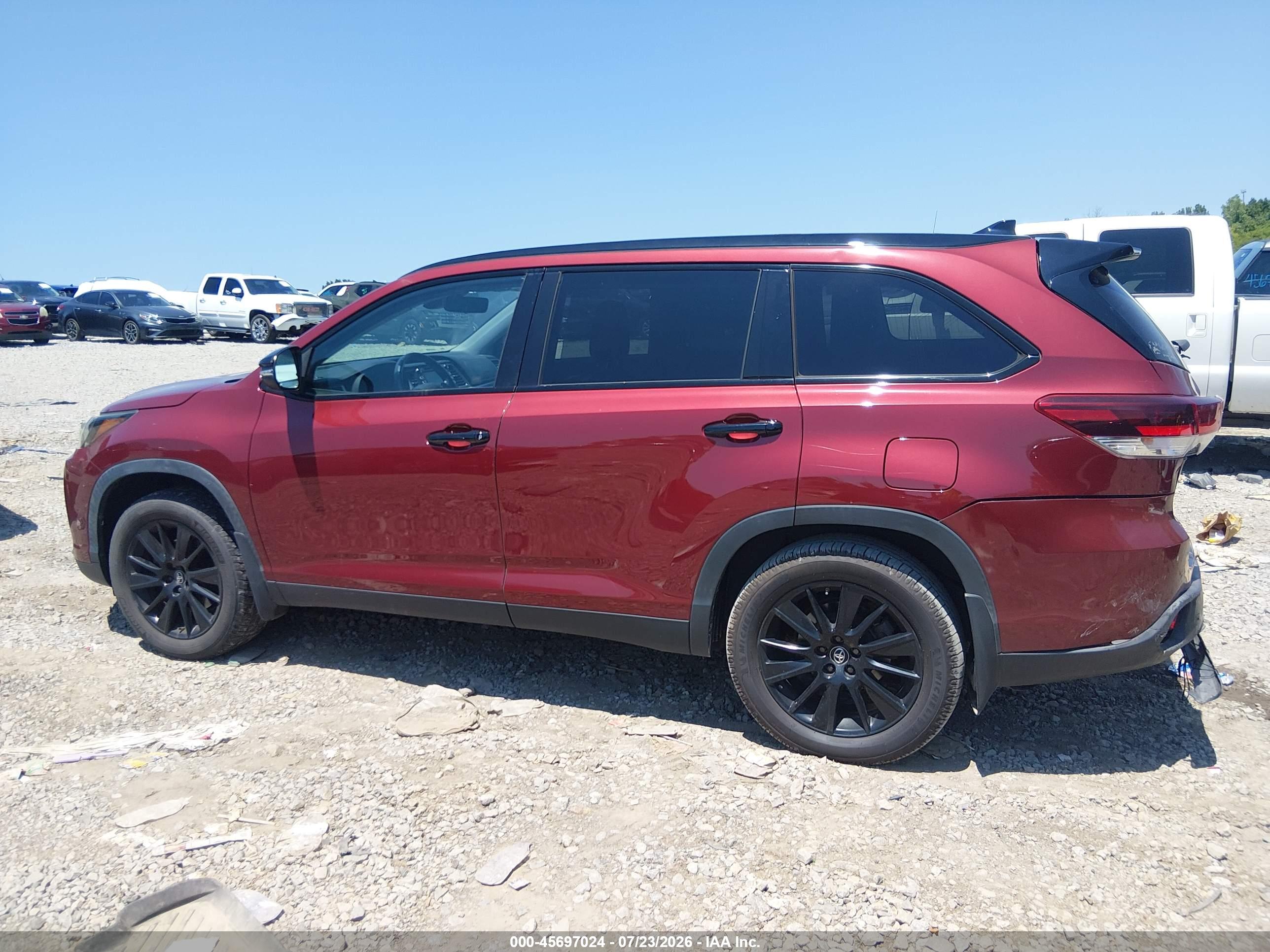 2019 TOYOTA HIGHLANDER SE