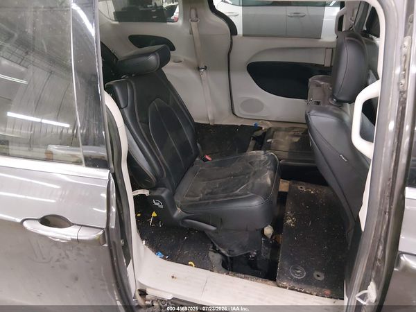 2019 CHRYSLER PACIFICA TOURING L PLUS — I8