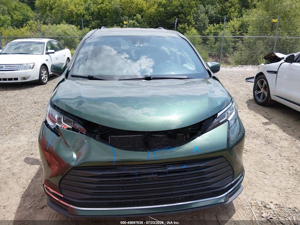 2021 TOYOTA SIENNA XLE