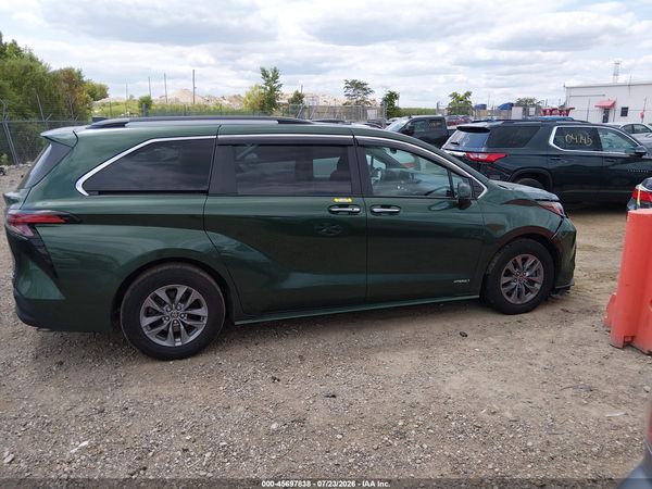 2021 TOYOTA SIENNA XLE