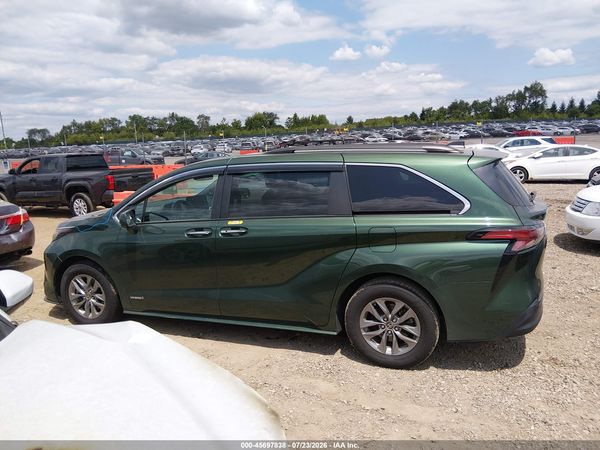 2021 TOYOTA SIENNA XLE