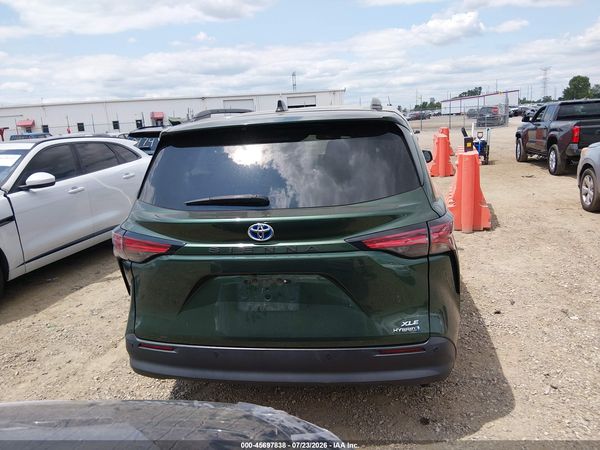 2021 TOYOTA SIENNA XLE