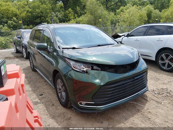 2021 TOYOTA SIENNA XLE