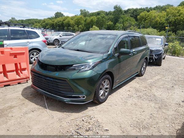 2021 TOYOTA SIENNA XLE
