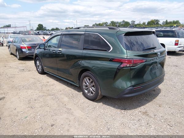2021 TOYOTA SIENNA XLE