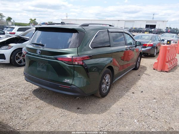 2021 TOYOTA SIENNA XLE