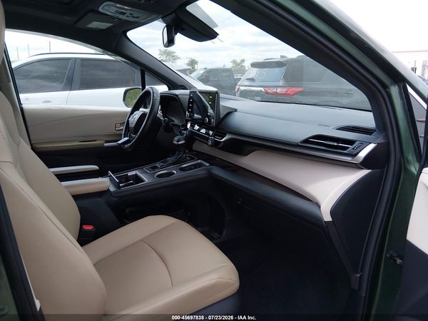 2021 TOYOTA SIENNA XLE