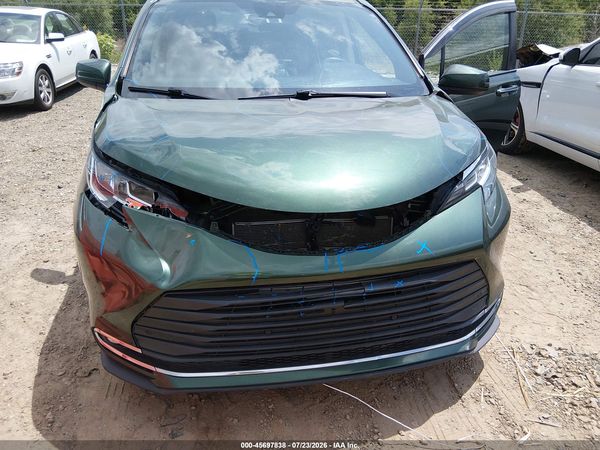 2021 TOYOTA SIENNA XLE