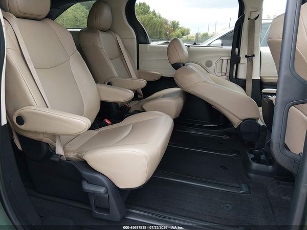 2021 TOYOTA SIENNA XLE
