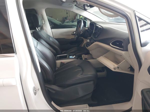 2023 CHRYSLER PACIFICA TOURING L — I5