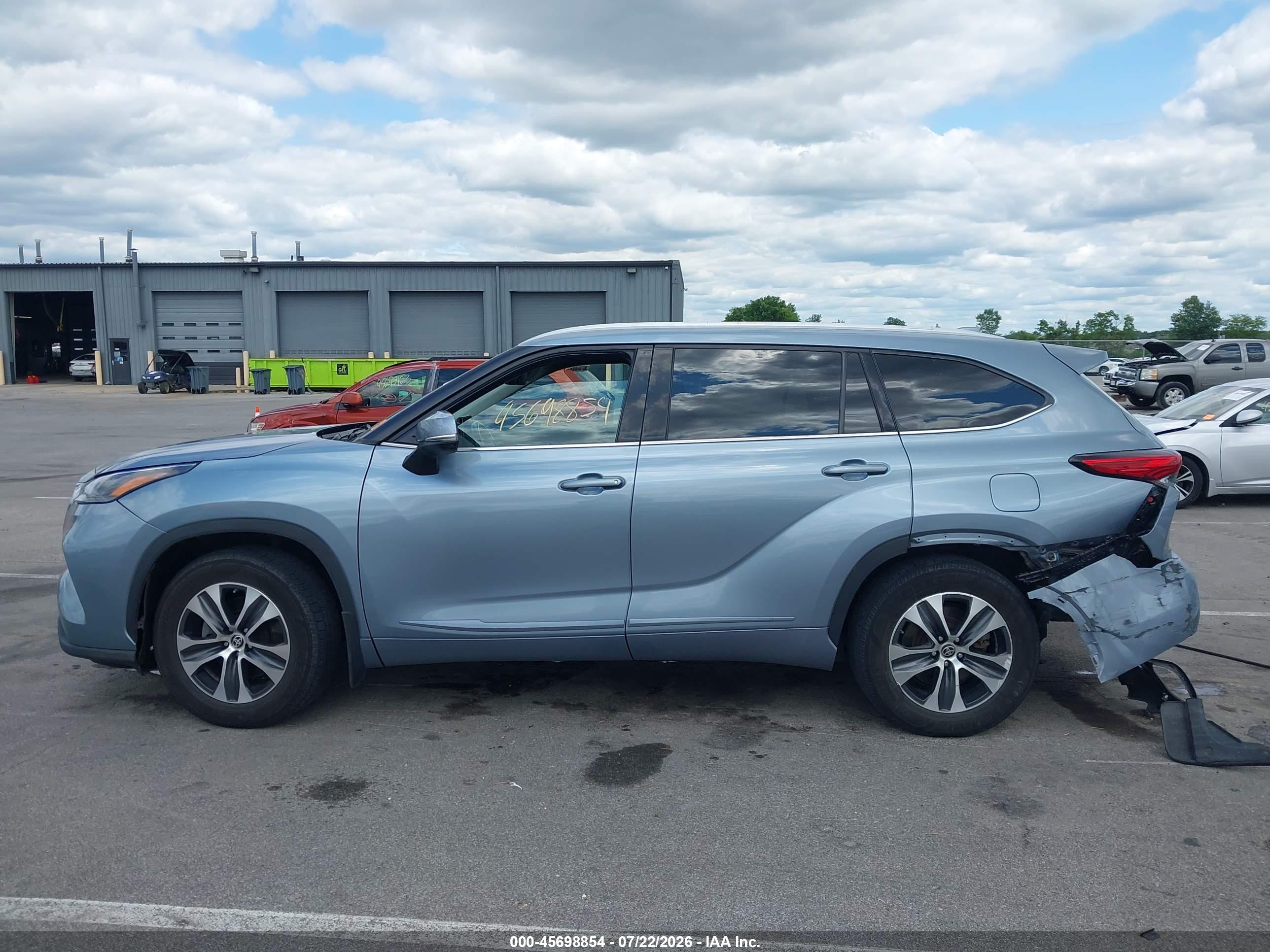 2022 TOYOTA HIGHLANDER XLE