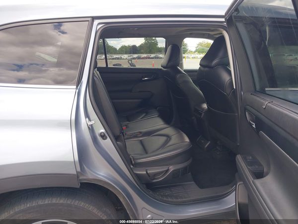 2022 TOYOTA HIGHLANDER XLE