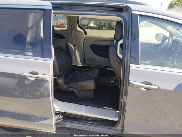2022 CHRYSLER PACIFICA TOURING L — I8