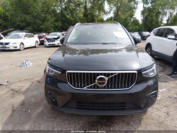 2025 VOLVO XC40 B5 PLUS BRIGHT THEME