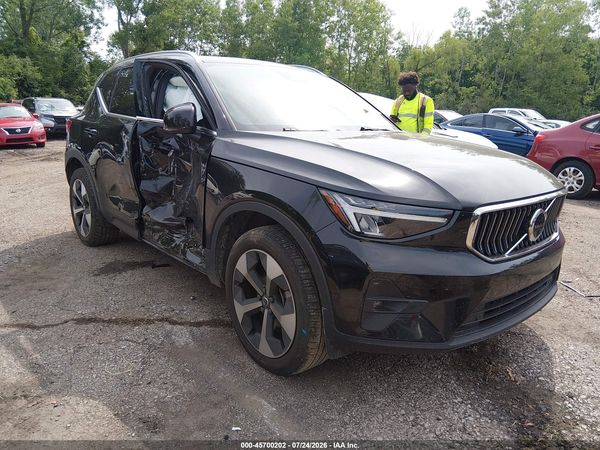 2025 VOLVO XC40 B5 PLUS BRIGHT THEME