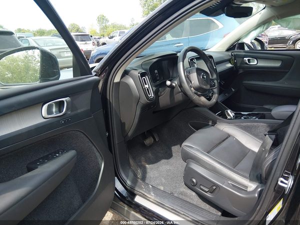 2025 VOLVO XC40 B5 PLUS BRIGHT THEME