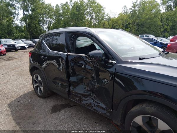 2025 VOLVO XC40 B5 PLUS BRIGHT THEME