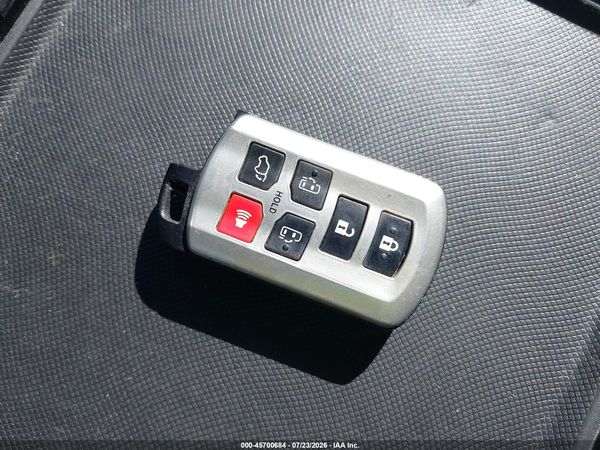 2015 TOYOTA SIENNA SE 8 PASSENGER