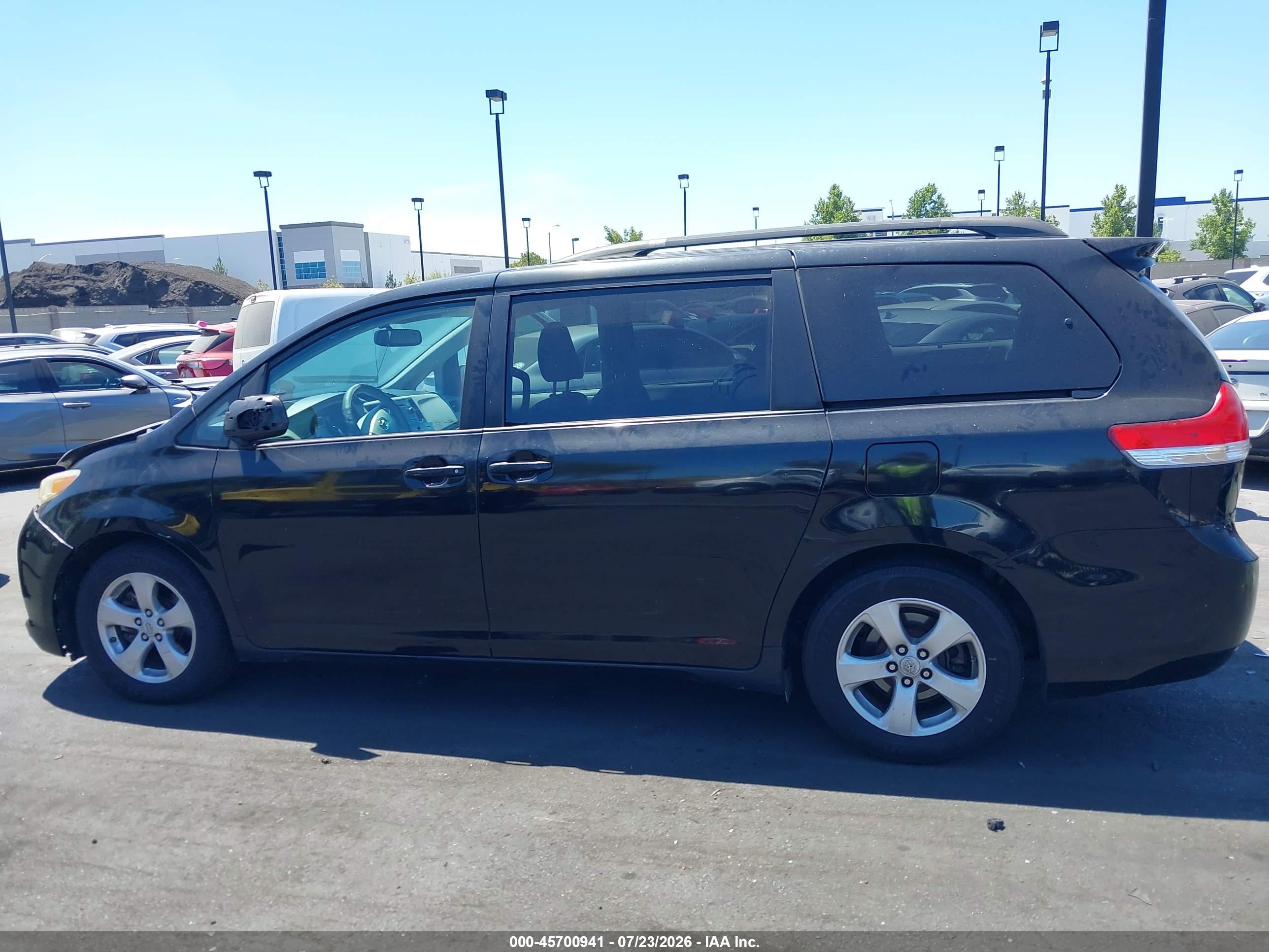 2013 TOYOTA SIENNA LE V6 8 PASSENGER