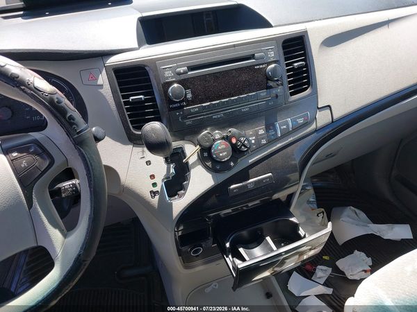 2013 TOYOTA SIENNA LE V6 8 PASSENGER